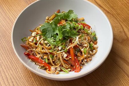 Лапша в азиатском стиле с древесными грибами, овощами и соусом пад-тай