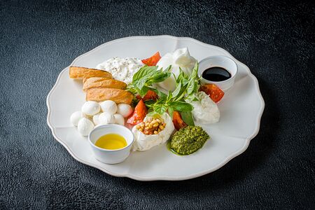 Тарелка молодых сыров