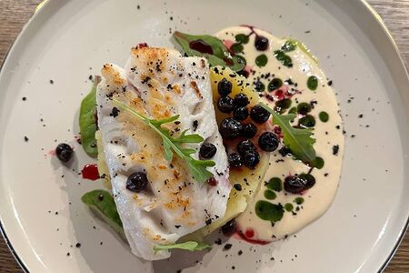 Филе трески с печеным картофелем и маринованной смородиной с соусом Берблан