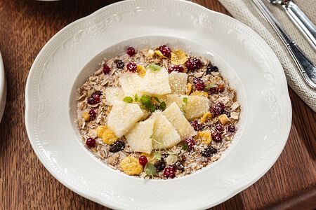 Гранола, яблоко, смородина красная, сыр рикотта, творог обезжиренный, мед