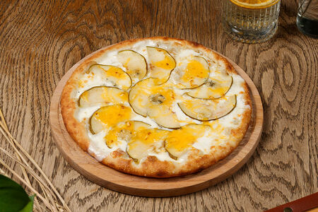 Пицца с грушей и горгонзолой