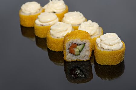 Беби-темпура с лососем ролл