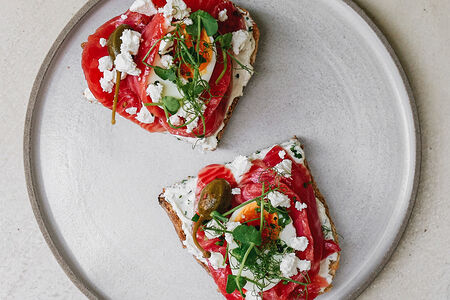 Тост с лососем и яйцом