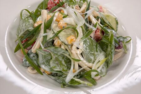 Зеленый салат с кальмаром