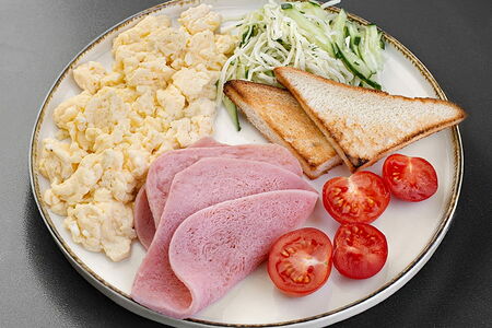 Скрамбл с ветчиной