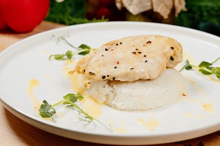 Стейк из филе цыпленка с апельсиновым соусом и рисом