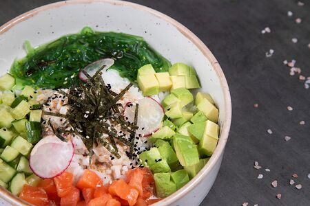 Поке с креветками или слабосоленым лососем 