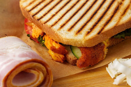 Сэндвич с курицей и беконом