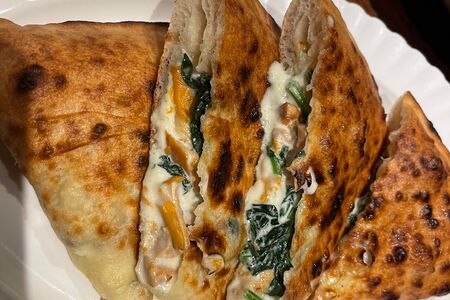 Кальцоне с лисичками, молодым шпинатом и соусом горгонзола