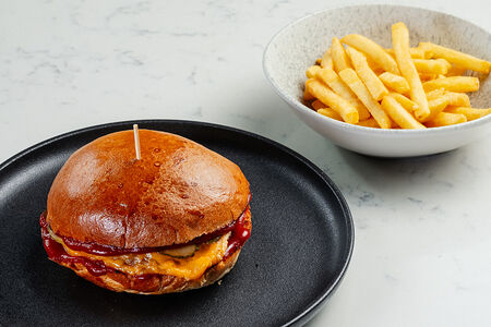 Чизбургер с фри