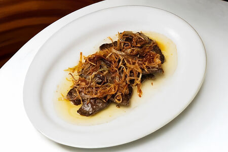 Телячья печень с луком