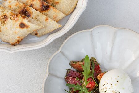 Буррата с томатами