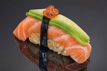 Лосось с авокадо и икрой форели