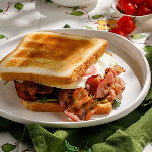 Теплый сэндвич с беконом и руколой