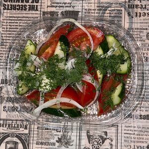 Салат из свежих помидоров и огурцов