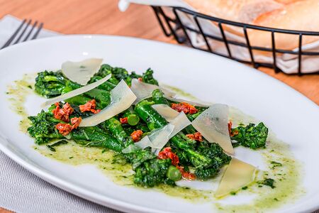 Обжаренные Никколини, малиновый уксус и сыр Козочка Мэри