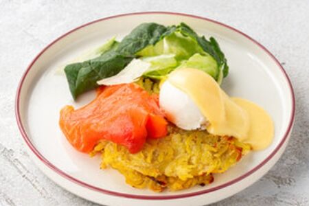 Драники с яйцом пашот и слабосоленым лососем