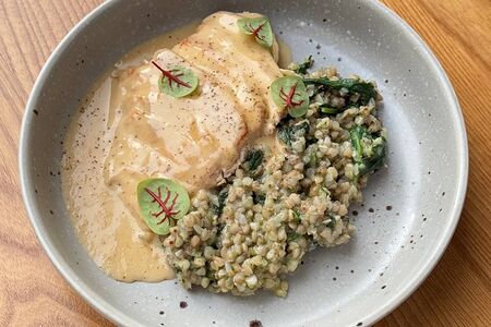 Филе цыпленка с зеленой гречкой и шпинатом 