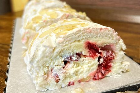 Меренговый рулет с клубникой и персиком