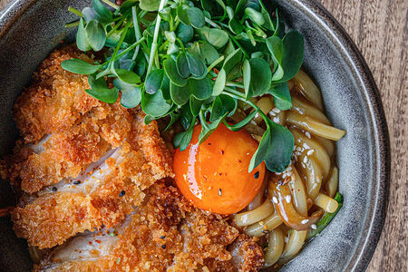 Удон, хрустящий цыпленок, маринованный желток