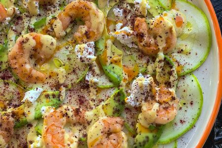 Салат из слайсов цукини, авокадо и креветок