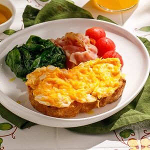 Скрембл с беконом, шпинатом и томатами
