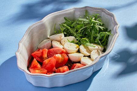 Моцарелла с томатами и соусом песто