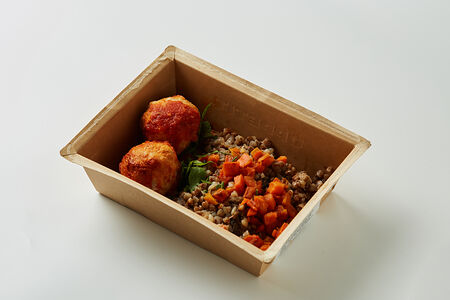 Митболы в томатном соусе с гречей и грибами