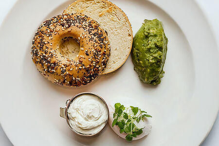 Бейгл с авокадо и крем-чизом