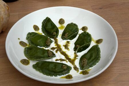 Равиолли со шпинатом и страчателлой