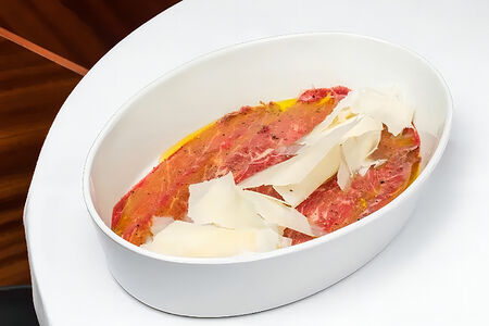 Карпаччо из говядины с пармезаном