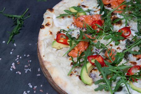 Пицца со слабосоленым лососем и авокадо