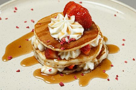 Панкейки с клубникой