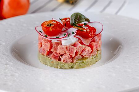 Тартар из тунца с гуакамоле и вареньем из черри 