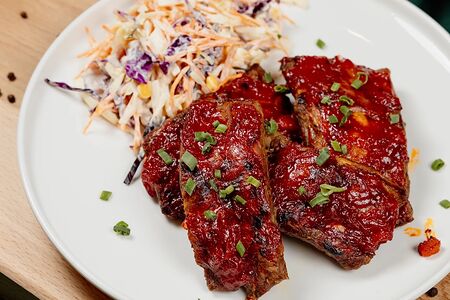 Ребра свиные BBQ с салатом из красной капусты и хрустящей моркови