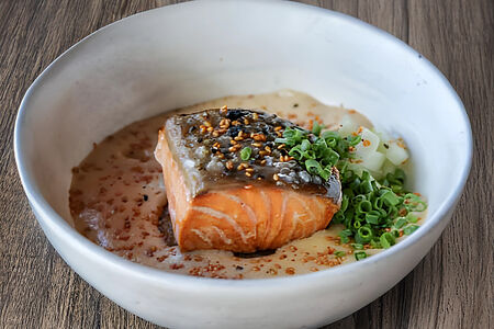 Лосось, спайси голландез, рисовый кейк