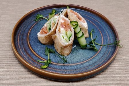 Блинчик с семгой и огурцом