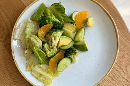 Зеленый салат в азиатской заправке