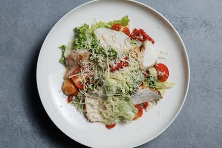 Салат Цезарь с курицей гриль 