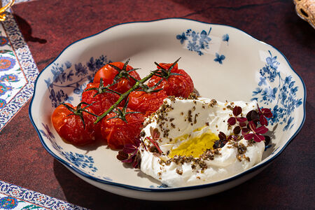 Лабне с печёными томатами