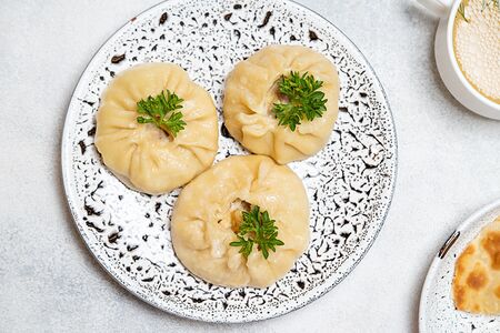 Манты с куриной ножкой, картофелем и сыром