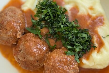 Домашние тефтели с картофельным пюре