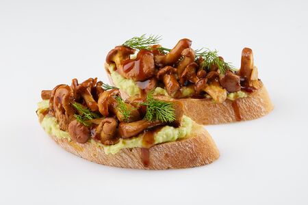 Брускетта с лисичками