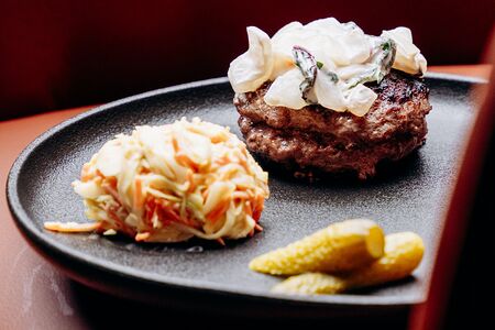 Бифштекс с коул-слоу