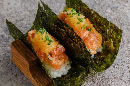 Лосось спайси со щучьей икрой