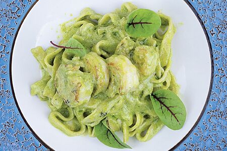 Паста с креветками и песто