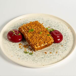 Медовик, вафельная крошка, мусс из смородины