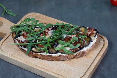 Брускетта с копченым угрем