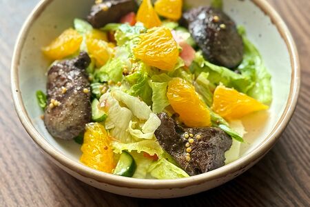 Салат с куриной печенью и апельсинами 