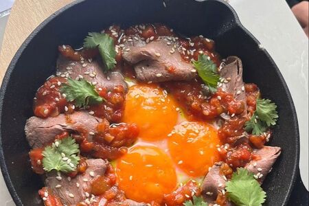 Шакшука из трех яиц с ростбифом и кунжутом